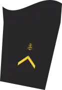 Dienstgradabzeichen eines Bootsmannes (60er Verwendungsreihe) auf dem Unterärmel der Jacke des Dienstanzuges für Marineuniformträger