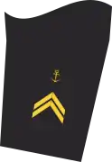 Dienstgradabzeichen eines Oberbootsmannes (70er Verwendungsreihe) auf dem Unterärmel der Jacke des Dienstanzuges für Marineuniformträger