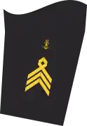 Dienstgradabzeichen eines Oberstabsbootsmannes (30er Verwendungsreihe) auf dem Unterärmel der Jacke des Dienstanzuges für Marineuniformträger