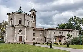 Südseite mit Pfarrhaus und angeschlossenem Kloster