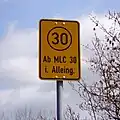 Neues MLC-Schild, rechteckig mit Text "Ab MLC im Alleingang" (2010)