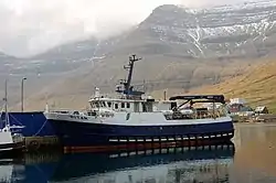 Die heutige Post- und Personenfähre Ritan (Die Dreizehenmöwe) im Hafen von Hvannasund an der Westküste von Viðoy.