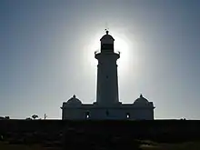 Turm-Silhouette bei Sonne im Gegenlicht