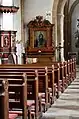 Kirchenbänke, im Hintergrund Kanzel und nördlicher Seitenaltar