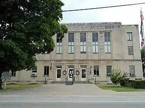 Madison County Courthouse (2013). Das 1939 fertiggestellte Courthouse weist Art-déco-Elemente auf und ist seit November 1993 im NRHP eingetragen.