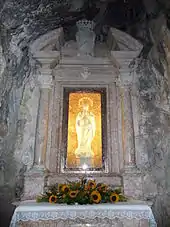 Statue der Jungfrau Maria in der Grotte von Monte Stella