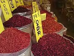 getrockneteSchisandra chinensis (rechts unten) im Verkauf, Südkorea