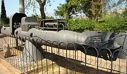 Bemannter Torpedo in städtischer Grünanlage in Taormina, Sizilien