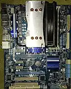 Ein Gigabyte GA-P55-UD4 mit CPU-Kühler aus den Jahren 2008–2012