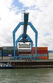 Containerverladung am Mainzer Hafen