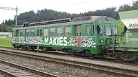 Der grüne BDe 576 059 an der Spitze eines Kies-Pendelzugs. Der Streifen unter dem Fensterband stellt Kieselsteine dar.