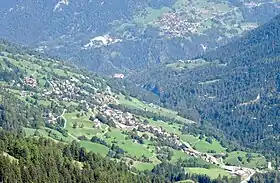 Rechts im Hintergrund Maladers, rechts unten der Turm der Ruine der  Burg Strassberg