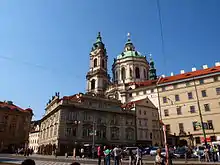 Kleinseitner Platz mit der Nikolauskirche