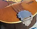 Saitenhalter einer Mandoline (Bauform wie bei der Waldzither)