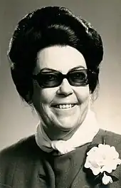 Marcelle Lagesse. Schwarz-Weiß-Porträt einer Dame mit dunklem, Hochtoupiertem Haar und Brille