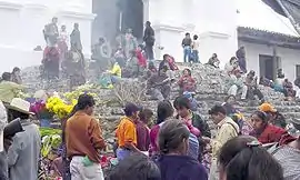 Blumenmarkt auf den Stufen der Kirche Santo Tomás