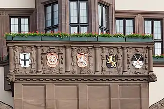 Rathaus-Balkon mit Wappen