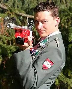 Markus Bichler als Wachtmeister des Bundesheeres mit seinem Großkalibergewehr