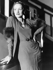 Fuchs-Oberarm­manschetten, Marlene Dietrich (1930)