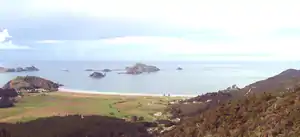 Panorama der Matauri Bay. In Bildmitte die südlichsten Inseln der Cavalli Islands.