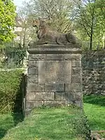 Maulbronn, Stele mit einem liegenden Löwen.