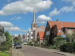 Maurik, Kirche (Sint Martenskerk) an der Straße