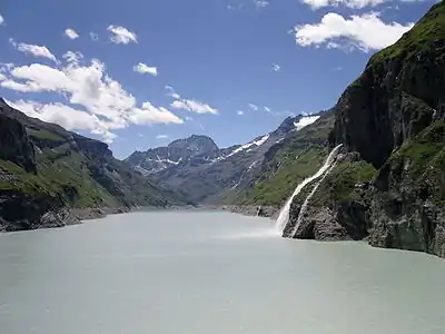 Blick von der Staumauer auf den See. Im Hintergrund rechts die Zunge des Giétrozgletschers.