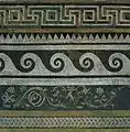 Bild 9: Mosaikfußboden aus Pergamon: Mäanderband, Zackenband, laufender Hund, Volutenranke, Flechtband.