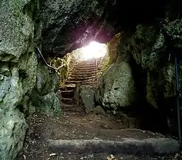 Rundweg: Aufgang zum Plateau über den Höhlen