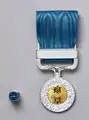 Medaille mit blauem Band