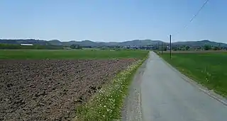 Die Medebacher Schiefe Ebene; im Hintergrund links das Hallenberger Hügelland mit Linsenberg (566 m) und Stemmberg (572 m) und rechts das Rothaargebirge mit Bollerberg (756 m) und Winterkasten (662 m)