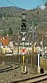 Ein Mehrabschnittsignal im Hauptbahnhof Weinheim. Das Signal ist betrieblich abgeschaltet, der Schirm ist daher bis auf das Kennlicht abgedunkelt.