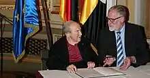 Menahem Pressler und Rainer Robra bei der Unterzeichnung