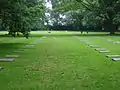 Ehrenfriedhof mit liegenden Grabsteinen