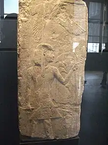 Darstellung des Menkauhor auf einer Stele der 18. Dynastie (Louvre, Paris)