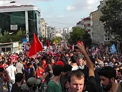 Flaggen mit Porträts von Opfern und Abdullah Öcalan