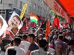 Öcalan-Porträts und Fahnen, darunter die Flagge Kurdistans