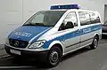 Streifenwagen Mercedes-Benz Vito in blau-silberner Farbgebung