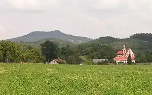 Mařenice mit Pfarrkirche, im Hintergrund der Hochwald