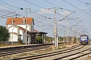 Bahnhof Merrey mit modernisiertem Triebzug der Baureihe X 4300 auf dem Gleis Richtung Hymont-Mattaincourt, 2008