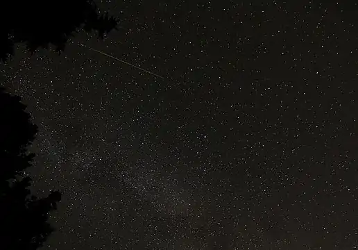 Die grüne Leuchtspur eines Perseiden-Meteors aus dem Jahr 2012