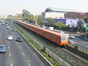 Gummibereifter Metrozug der Linie 2 nahe dem Bahnhof General Anaya