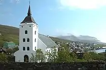 Die Kirche in Miðvágur