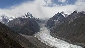 Barpugletscher; links Einmündung des Sumayar-Bar-Gletschers