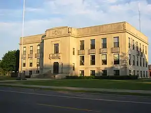 Das Mille Lacs County Courthouse in Milaca, seit 1977 im NRHP gelistet