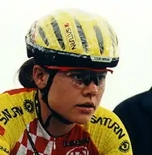 Sportlerin mit Fahrradhelm