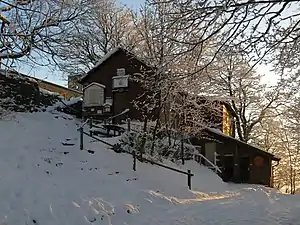 Milseburghütte 2016, im Hintergrund die Gangolfskapelle