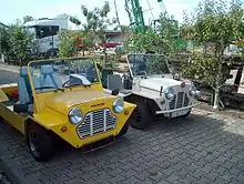 Cagiva Moke (1993, gelb) und Morris-Moke (1967, weiß)