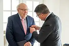 Ministerpräsident Boris Rhein verleiht im Auftrag Alfons Gerling das Verdienstkreuz 1. Klasse.