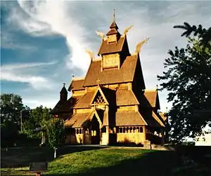 Kopie der Stabkirche Gol im Scandinavian Heritage Park, Minot, North Dakota, USA Baujahre 1999–200148° 13′ 35″ N101° 17′ 52,55″ W